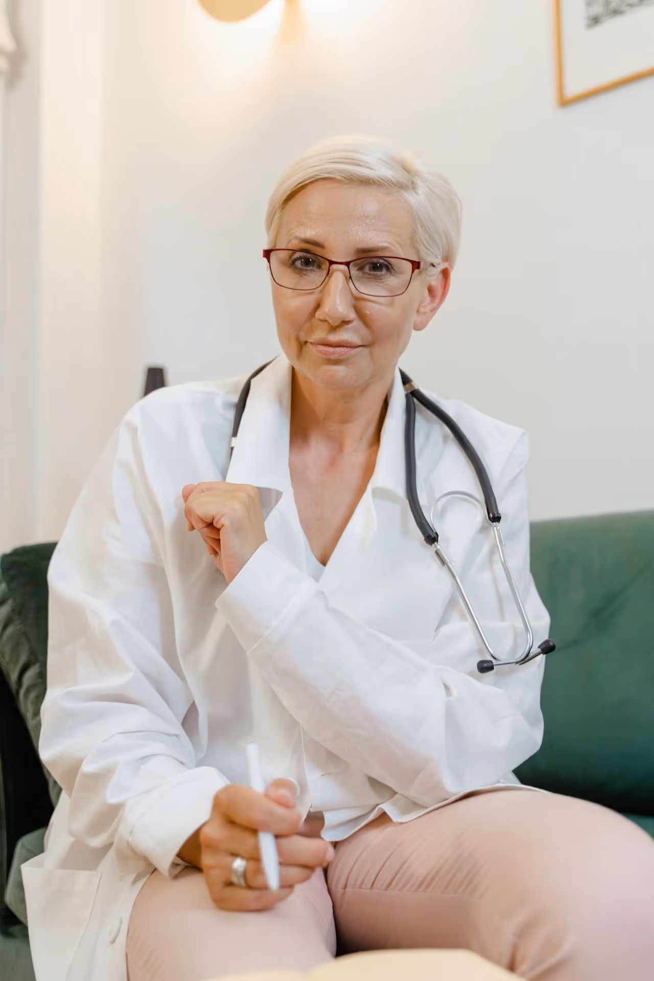 Dr. Lena Hartmann